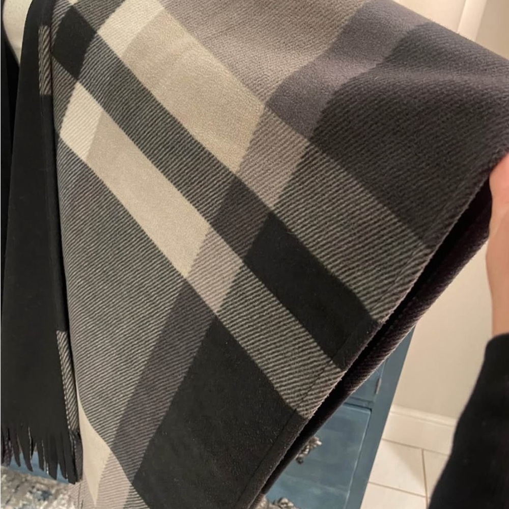 Rachel Roy Elegant Black, Gray Cream Plaid Shawl/Cape/Poncho One Sz warm fringe - Picture 5 of 11